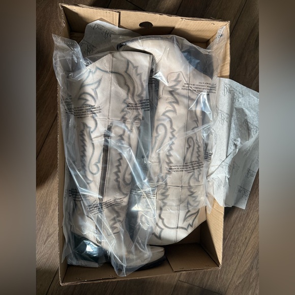 Dan post size 9 boots - Picture 2 of 8